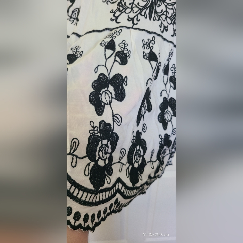 Embroidered Black and White Women's Top - Picture 7 of 8